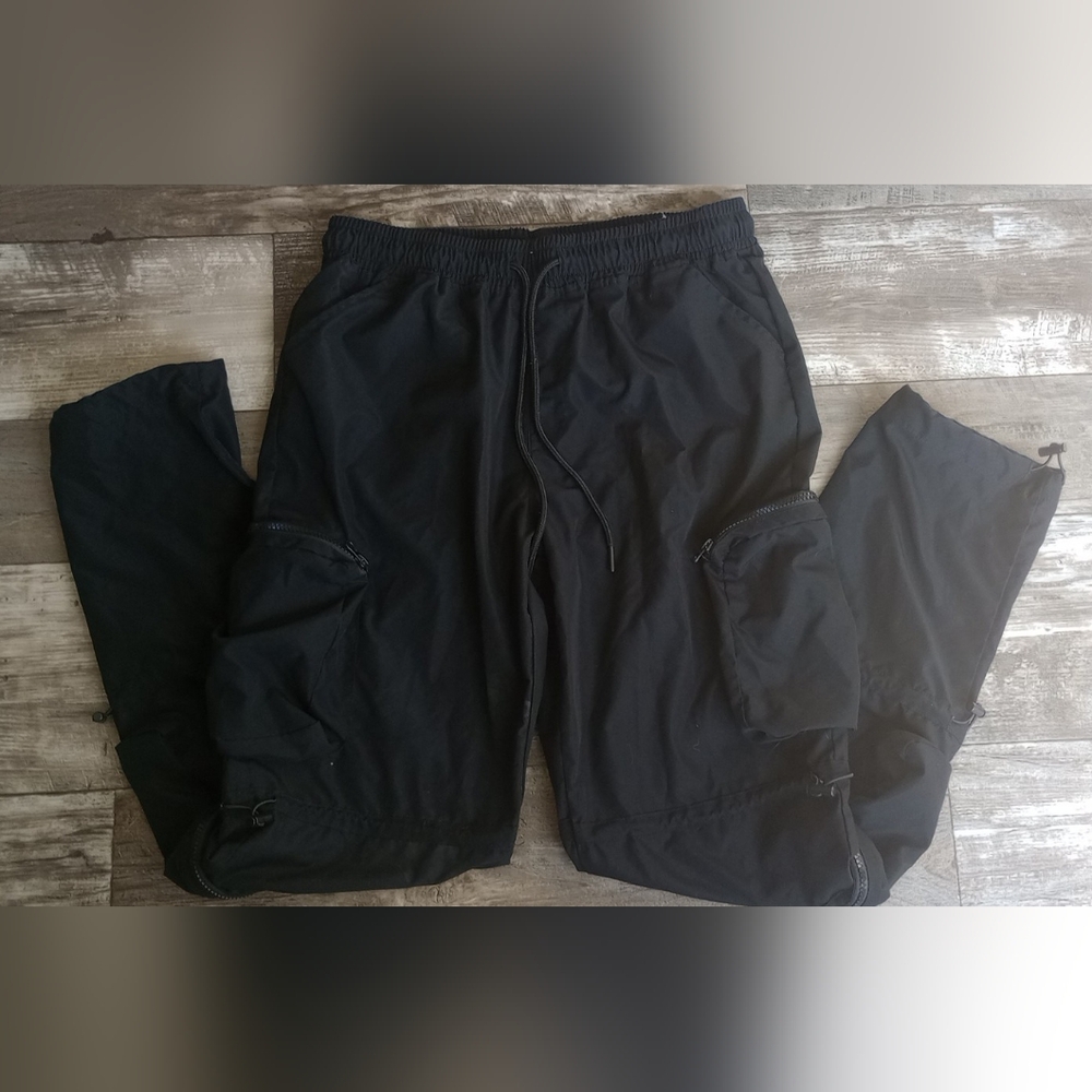 Black cargo joggers with zipper pockets #cargopants